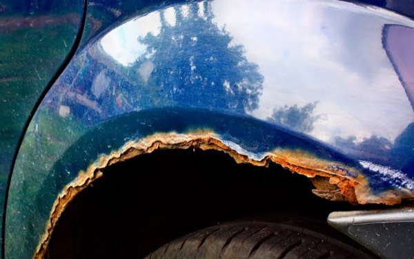Сквозная ржавчина на колёсной арке автомобиля