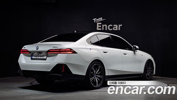 BMW 5 Series 2025, фото 2