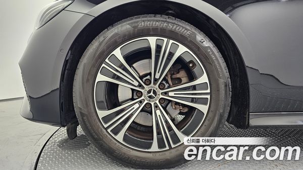 Mercedes-Benz E-Class 2024, фото 5