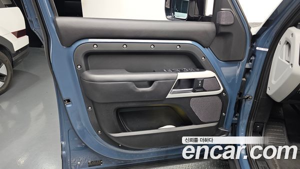 Land Rover Defender 2022, фото 13