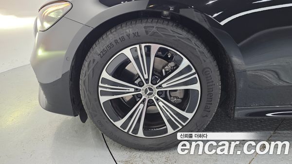 Mercedes-Benz E-Class 2025, фото 5