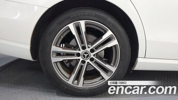 Mercedes-Benz E-Class 2023, фото 5