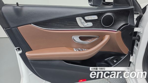 Mercedes-Benz E-Class 2023, фото 14