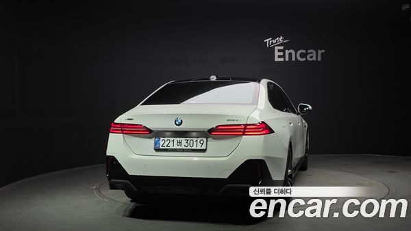 BMW 5 Series 2025, фото 3