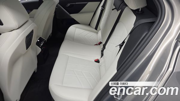 BMW 5 Series 2025, фото 16