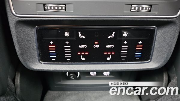 Audi Q8 2020, фото 31