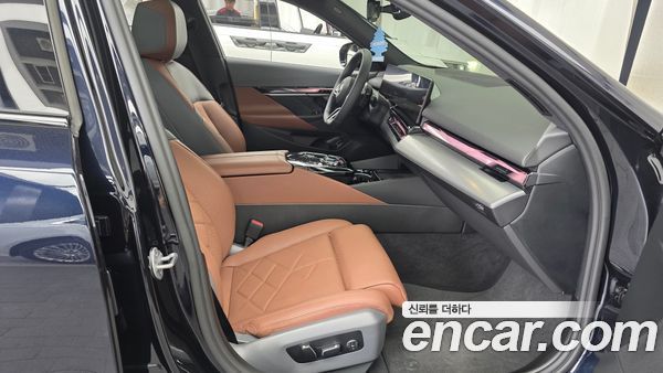 BMW 5 Series 2025, фото 16