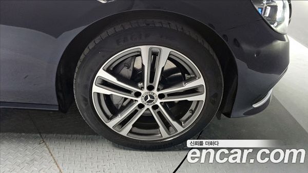 Mercedes-Benz E-Class 2022, фото 5