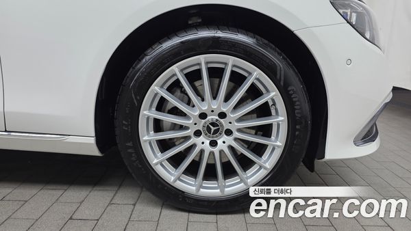 Mercedes-Benz E-Class 2023, фото 5