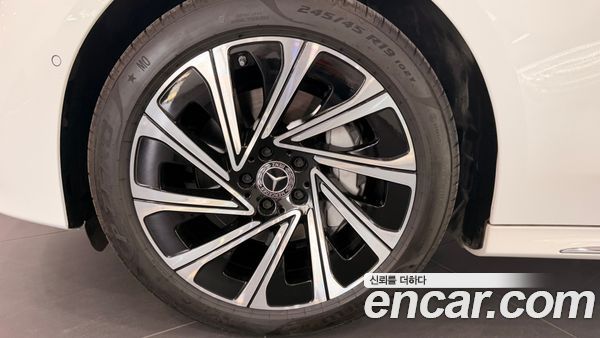 Mercedes-Benz E-Class 2024, фото 5
