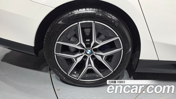 BMW 5 Series 2025, фото 4