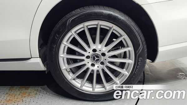 Mercedes-Benz E-Class 2023, фото 7