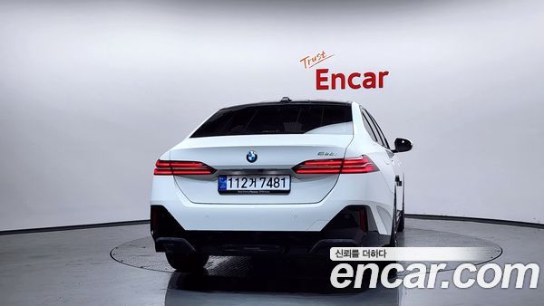 BMW 5 Series 2025, фото 4
