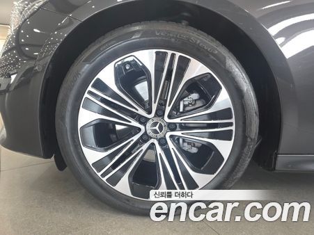 Mercedes-Benz E-Class 2024, фото 5