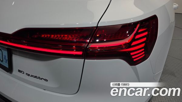 Audi e-tron 2022, фото 9