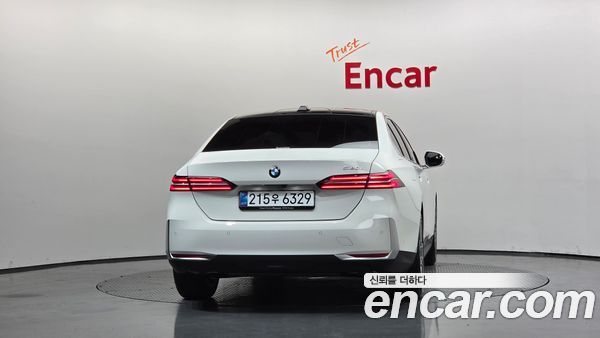 BMW 5 Series 2025, фото 4