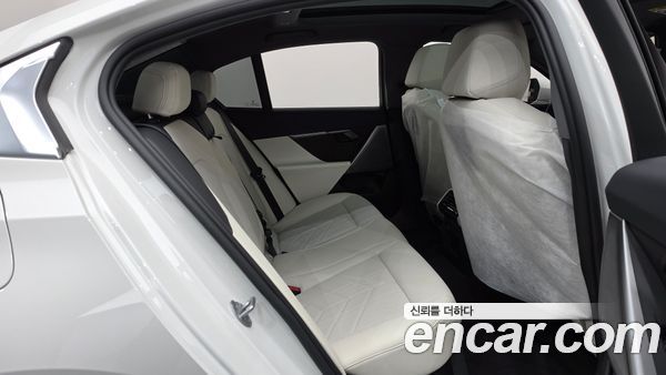 BMW 5 Series 2025, фото 17