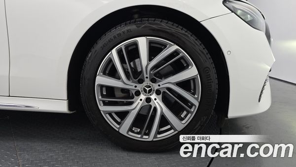 Mercedes-Benz E-Class 2024, фото 4