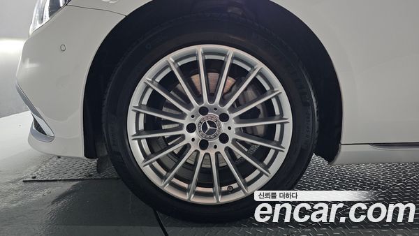 Mercedes-Benz E-Class 2023, фото 4
