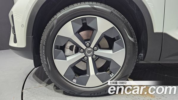 Volvo XC40 2025, фото 5