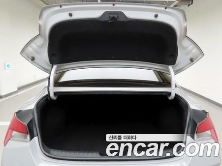 Hyundai Elantra 2023, фото 5