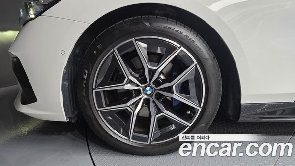 BMW 5 Series 2024, фото 5