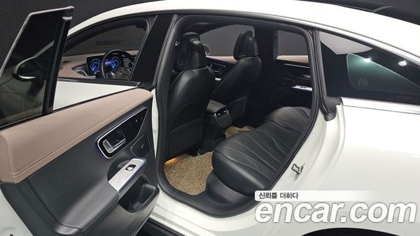 Mercedes-Benz EQE 2023, фото 12
