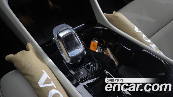 Volvo XC40 2025, фото 9