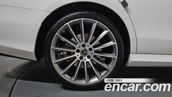 Mercedes-Benz E-Class 2022, фото 4
