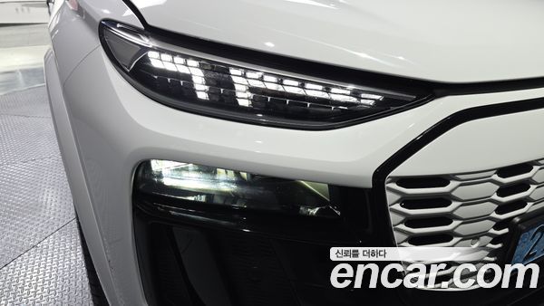 Audi SQ6 e-tron 2025, фото 8