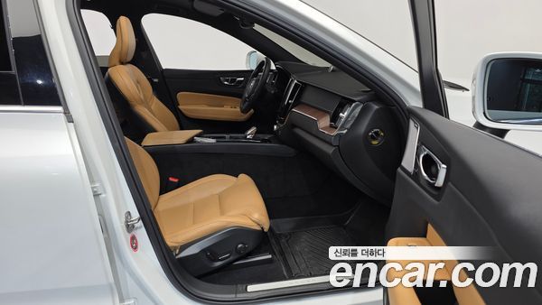 Volvo XC60 2022, фото 17