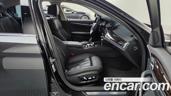 BMW 5 Series 2023, фото 11