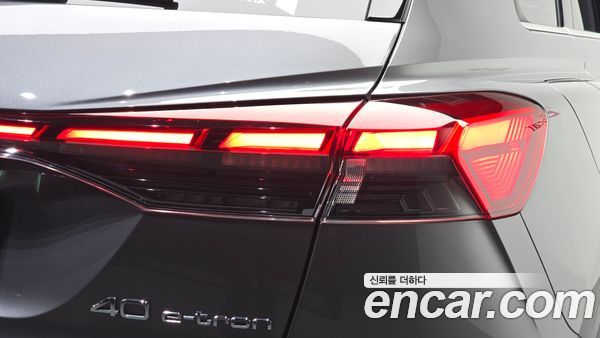 Audi Q4 e-tron 2022, фото 8