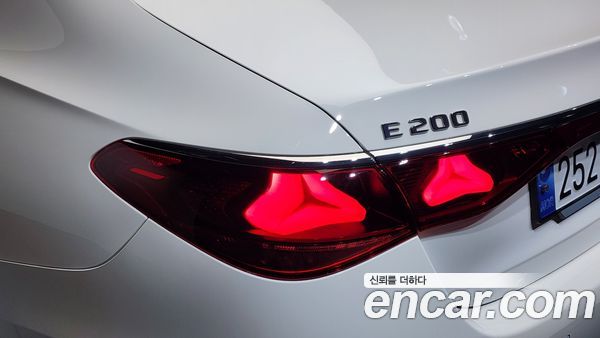 Mercedes-Benz E-Class 2025, фото 9