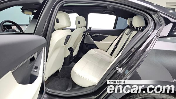 BMW 5 Series 2025, фото 17
