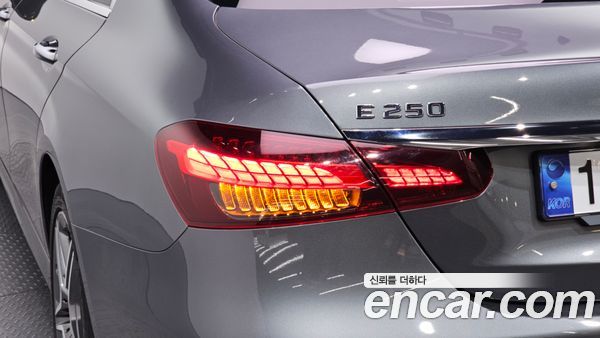 Mercedes-Benz E-Class 2023, фото 9