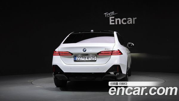 BMW 5 Series 2025, фото 4