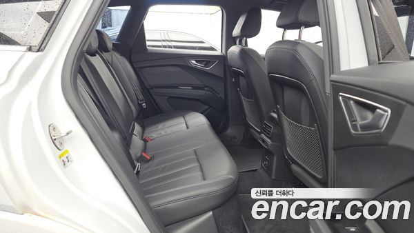 Audi Q4 e-tron 2022, фото 18