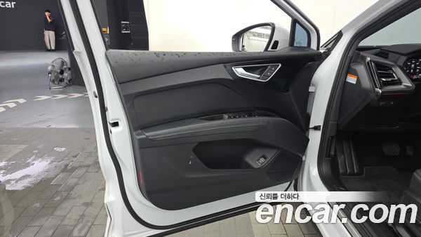 Audi Q4 e-tron 2022, фото 14