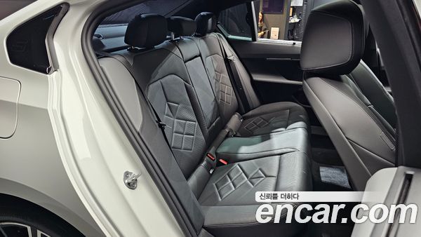 BMW 5 Series 2025, фото 16