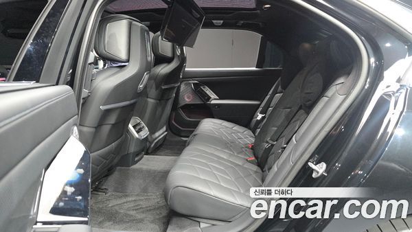 BMW i7 2023, фото 18