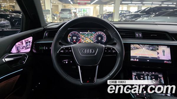Audi e-tron 2022, фото 11