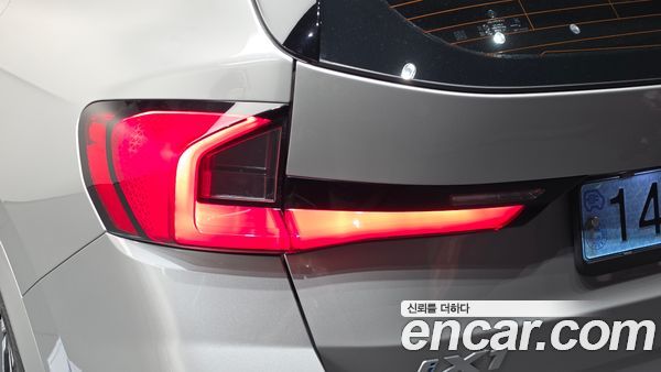 BMW iX1 2023, фото 9