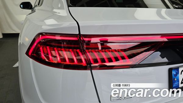 Audi Q8 2023, фото 9