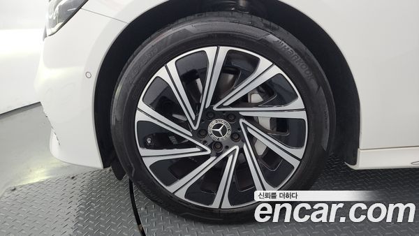 Mercedes-Benz E-Class 2024, фото 5