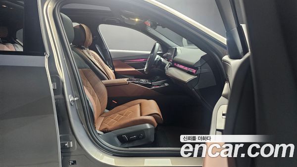 BMW 5 Series 2025, фото 16