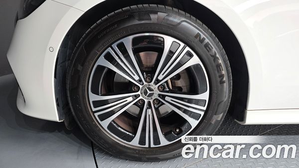 Mercedes-Benz E-Class 2024, фото 5