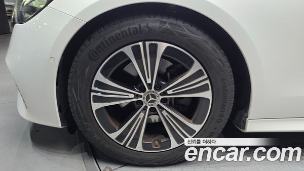 Mercedes-Benz E-Class 2024, фото 5