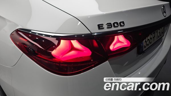 Mercedes-Benz E-Class 2024, фото 8