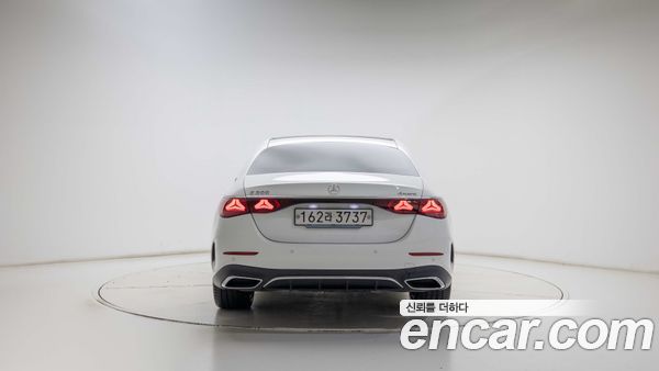 Mercedes-Benz E-Class 2025, фото 4